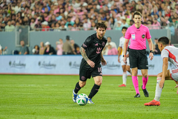 Un arbitre rappelé à l'ordre pour être allé trop loin avec Lionel Messi