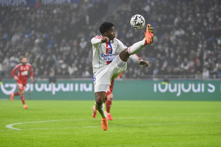 Lyon bat Brest dans la douleur et remonte à la 4e place
