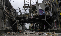 Sur le site d'une frappe russe sur un centre commercial de Kiev, le 19 octobre 2026 ( AFP / OLEKSII FILIPPOV )