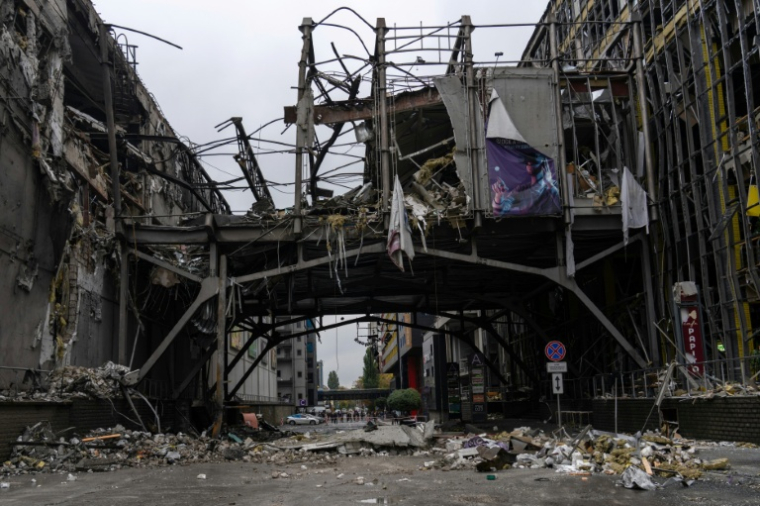 Sur le site d'une frappe russe sur un centre commercial de Kiev, le 19 octobre 2026 ( AFP / OLEKSII FILIPPOV )