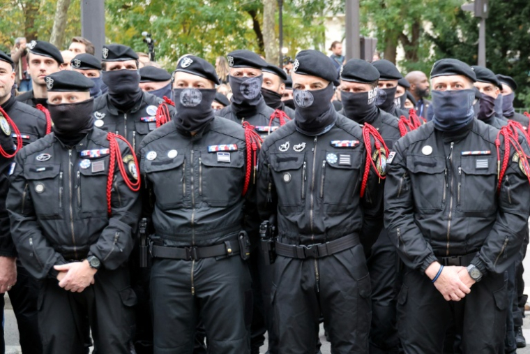Des membres de la BRI, le 13 novembre 2025 à Paris, lors des commémorations des attentats commis dix ans auparavant dans la capitale et  à Saint-Denis ( POOL / Ludovic MARIN )