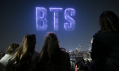 Le logo de BTS lors d'un spectacle lumineux par drones dans un parc riverain de Séoul, le 20 mars 2026, avant le concert de retour du groupe de K-pop BTS en Corée du Sud ( AFP / Jung Yeon-je )