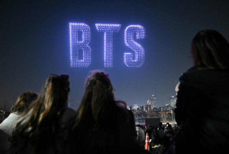 Spectacle de drones à Séoul le 20 mars 2026, à la veille du grand concert de retour du groupe de K-pop BTS ( AFP / Jung Yeon-je )