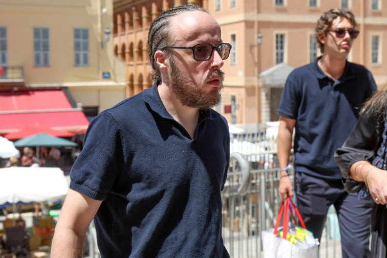 Stéphane G., alias Coudoux, arrive au tribunal de Nice, le 6 juillet 2026, pour l'ouverture du procès des streameurs Safine et Naruto, poursuivis pour des faits de violence liés au décès de Raphaël Graven, connu en ligne sous le nom de Jean Pormanove, survenu lors d'une diffusion en direct ( AFP / Valery HACHE )