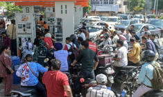 Des personnes se précipitent pour faire le plein de leur véhicule dans une station-service à Amritsar, le 27 mars 2026, en Inde ( AFP / Narinder NANU )