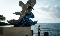 A statue de cœlacanthe, poisson considéré comme un "fossile vivant", à Manado, en Indonésie, le 8 janvier 2026 ( AFP / YASUYOSHI CHIBA )