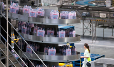 Bouteilles d'eau Evian, du groupe Danone, dans la nouvelle usine d'embouteillage le jour de la cérémonie d'ouverture officielle à Publier