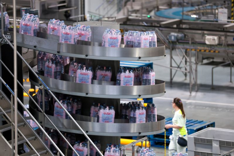 Bouteilles d'eau Evian, du groupe Danone, dans la nouvelle usine d'embouteillage le jour de la cérémonie d'ouverture officielle à Publier