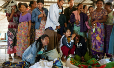 Les proches des victimes pleurent leurs défunts, dont les corps sont exposés dans un cimetière avant leur inhumation, après une frappe aérienne de l'armée birmane contre un hôpital à Mrauk U, dans l'ouest de l'Etat de Rakhine, le 11 décembre 2025. Plus de 30 personnes ont été tuées dans l'attaque. ( AFP / STR )
