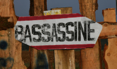 Une pancarte d'activiste opposé au chantier de retenue d'eau à Sainte-Soline. ( AFP / PASCAL LACHENAUD )