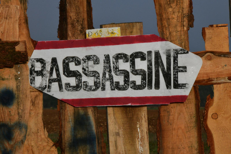 Une pancarte d'activiste opposé au chantier de retenue d'eau à Sainte-Soline. ( AFP / PASCAL LACHENAUD )