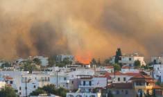 Un incendie brûle sur l'île de Rhodes