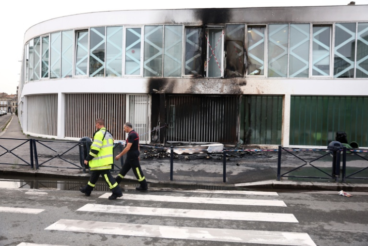 Des pompiers devant un bâtiment endommagé par les flammes, à la suite d'un feu de poubelles, du lycée privé catholique La Ruche à Bordeaux, le 14 octobre 2026 ( AFP / ROMAIN PERROCHEAU )