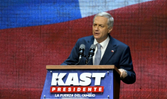 Le président élu du Chili, le leader d'extrême droite José Antonio Kast, prononce un discours après les résultats du second tour de l’élection présidentielle à Santiago, le 14 décembre 2025 ( AFP / Eitan ABRAMOVICH )