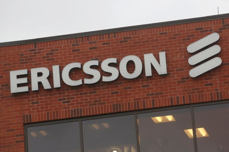 Le logo d'Ericsson à l'extérieur des bureaux du groupe à Kanata, dans la province canadienne de l'Ontario