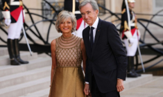 Le patron du groupe de luxe LVMH Bernard Arnault et son épouse la pianiste Helene Mercier-Arnault à leur arrivée au palais de l'Elysée le 29 juin 2026 ( AFP / Dimitar DILKOFF )
