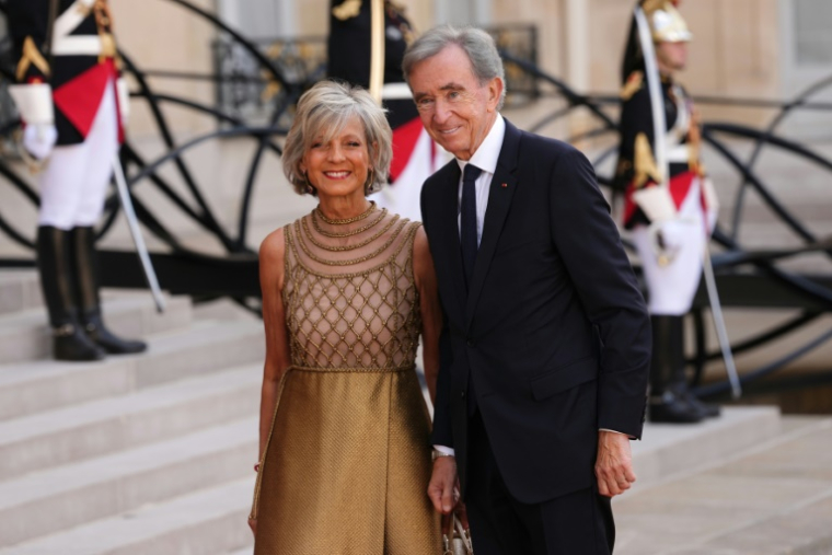 Le patron du groupe de luxe LVMH Bernard Arnault et son épouse la pianiste Helene Mercier-Arnault à leur arrivée au palais de l'Elysée le 29 juin 2026 ( AFP / Dimitar DILKOFF )