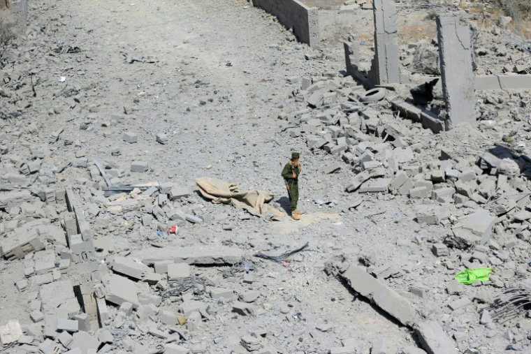 Un combattant houthi dans les décombres d'un immeuble à Sanaa après un bombardement, le 27 avril 2025 ( AFP / Mohammed HUWAIS )