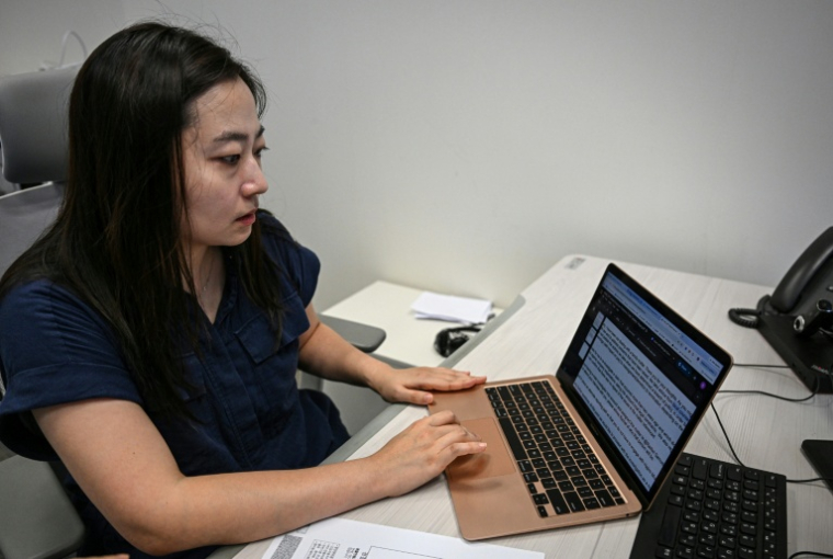 La Sud-Coréenne Baek Song-yi, qui fait campagne pour le droit des victimes de harcèlement au travail, le 17 juillet 2026 lors d'un entretien à l'AFP à Séoul ( AFP / Jade GAO )