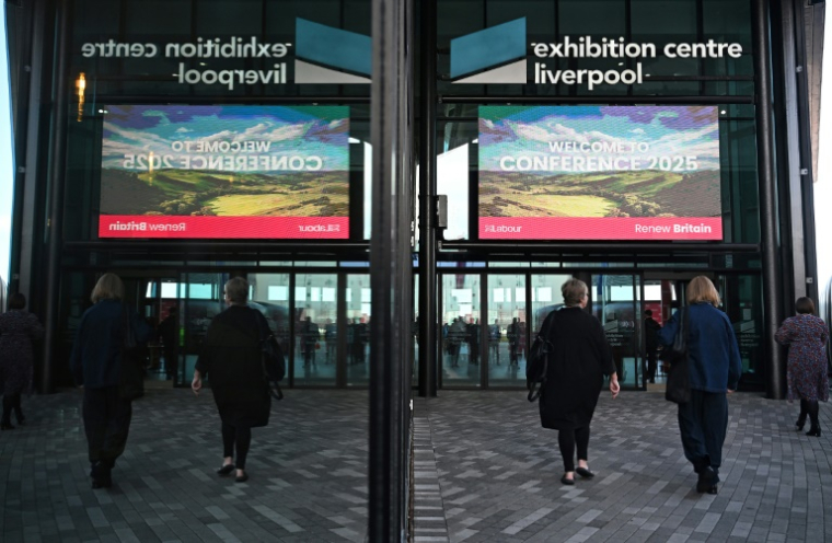 Des délégués arrivent pour assister au premier jour de la conférence annuelle du Parti travailliste à Liverpool, dans le nord-ouest de l'Angleterre, le 28 septembre 2025 ( AFP / Paul ELLIS )