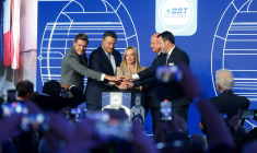 (De gauche à droite) Peter Hanke, ministre autrichien de l'Action pour le climat, Apostolos Tzitzikostas (commissaire européen aux Transports durables et au Tourisme), Giorgia Melonila (Première ministre italienne), Christian Stocker (chancelier autrichien) et Matteo Salvini (ministre italien des Infrastructures et des Transports) appuient sur un bouton lors de la cérémonie d'inauguration du tunnel de base du Brenner, le 18 septembre 2025 à Brenner. ( EXPA/APA/AFP / JOHANN GRODER )