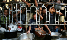 De enfants palestiniens attendent des repas préparés par une organisation de charité locale à al-Mawassi dans le sud de la bande de Gaza, le 22 juilet 2025  ( AFP / - )