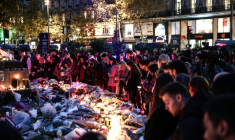 Des personnes se recueillent devant le mémorial dédié aux victimes de l'attaque du 13-Novembre, place de la République, à Paris, le 13 novembre 2025 ( AFP / Thibaud MORITZ )