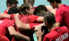 Les Belges savourent leur succès contre la France en Coupe Davis après le simple remporté par Zizou Bergs (au centre) face à Arthur Rinderknech, le 18 novembre 2025 à Bologne  ( AFP / Tiziana FABI )