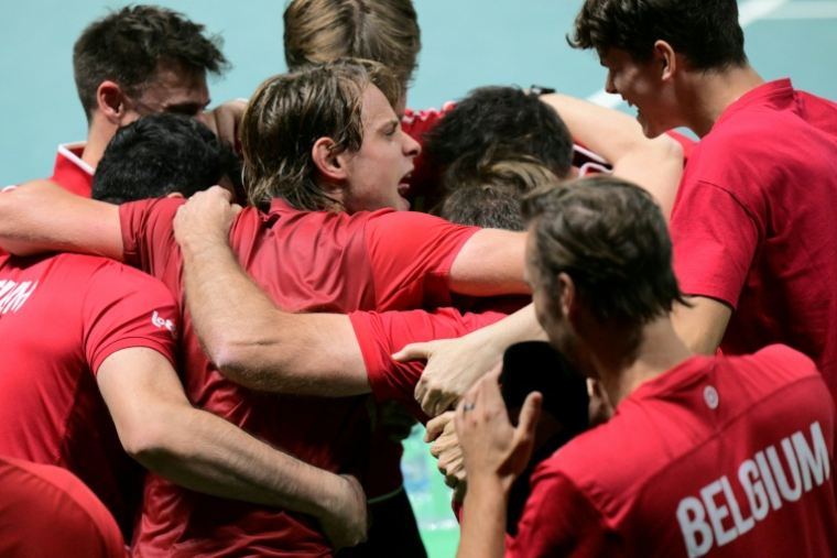 Les Belges savourent leur succès contre la France en Coupe Davis après le simple remporté par Zizou Bergs (au centre) face à Arthur Rinderknech, le 18 novembre 2025 à Bologne  ( AFP / Tiziana FABI )