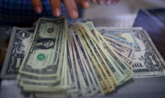 Photo d'archives: L'employé d'un bureau de change compte les billets des dollars américains à Ciudad Juarez