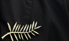 Une épingle en forme de Palme d'or, le 21 mai 2025 au festival de Cannes ( AFP / Miguel MEDINA )