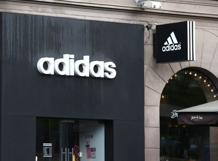 ADIDAS ABAISSE SON OBJECTIF DE BÉNÉFICE ANNUEL, LENTEUR DE LA REPRISE EN CHINE