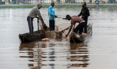 Des pêcheurs récupèrent des déchets plastiques pris dans l'un de leurs filets sur le fleuve Congo à Kinshasa, le 27 avril 2026 en RDC ( AFP / Hardy BOPE )