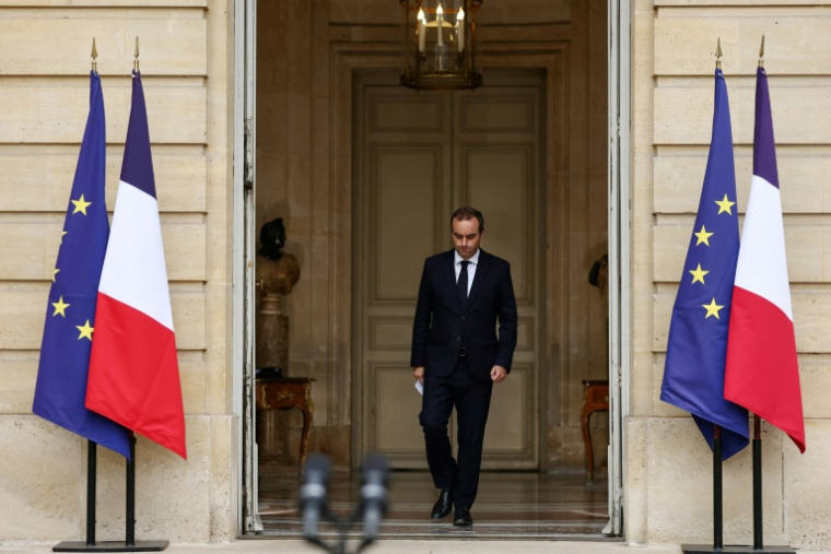 Le Premier ministre sortant Sébastien Lecornu, qui a présenté ce matin la démission de son gouvernement au président Emmanuel Macron, arrive pour faire une déclaration à l'hôtel Matignon, le 6 octobre 2025 à Paris ( POOL / Stephane Mahe )