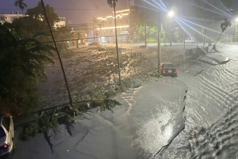 Inondation à Hualien, à Taïwan, après la rupture d'une digue naturelle pendant le passage du typhon Ragasa, le 23 septembre 2025 ( AFP / STR )