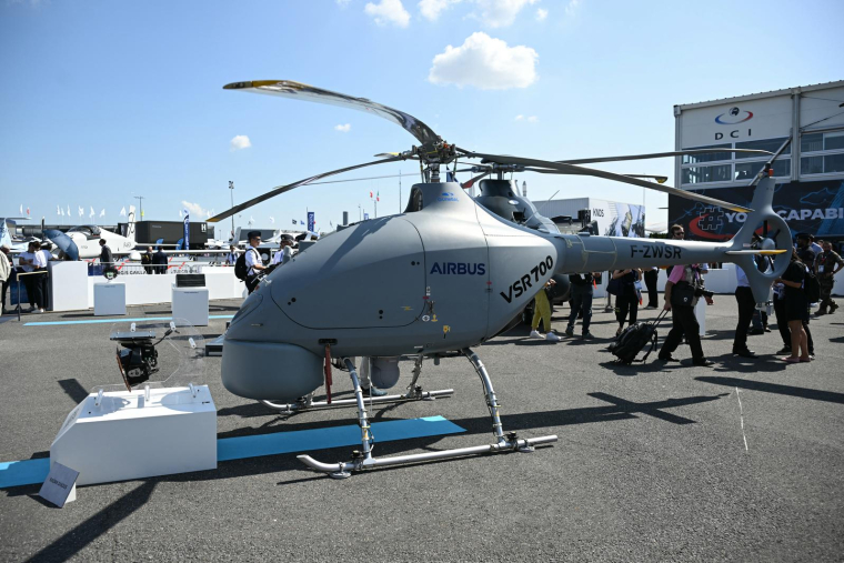 L'hélicoptère de reconnaissance sans pilote (drone) VSR700 d'Airbus Helicopters exposé au Salon international de l'aéronautique et de l'espace à l'aéroport du Bourget, le 17 juin 2025. ( AFP / BERTRAND GUAY )
