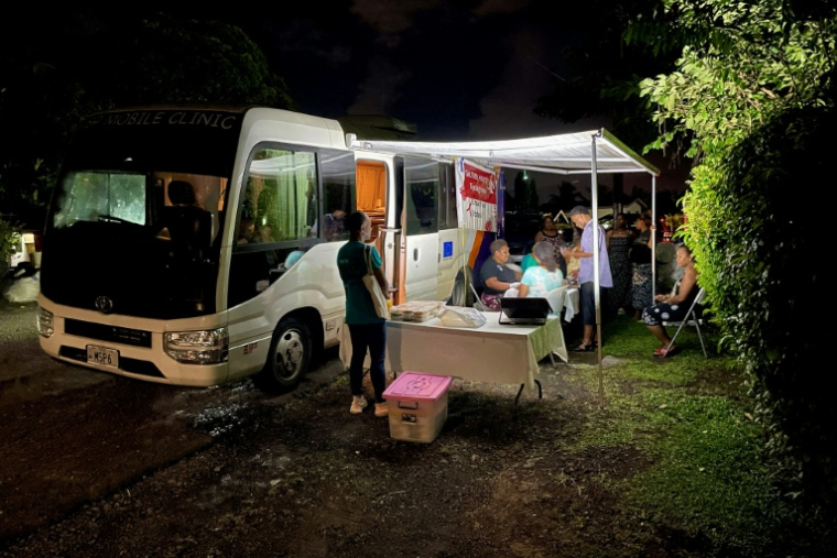 Une équipe du programme "Moonlight" proposant des dépistages gratuits du VIH en banlieue de Suva, aux Fidji, le 19 mars 2026 ( AFP / STR )