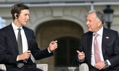 L'émissaire américaine Steve Witkoff (à droite) et le gendre de Donald Trump, Jared Kushner, participent à une conférence de presse après leurs discussions avec le président ukrainien Volodymyr Zelensky, à Kiev, le 6 septembre 2026 ( AFP / Genya SAVILOV )