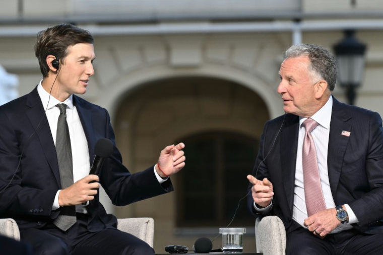 L'émissaire américaine Steve Witkoff (à droite) et le gendre de Donald Trump, Jared Kushner, participent à une conférence de presse après leurs discussions avec le président ukrainien Volodymyr Zelensky, à Kiev, le 6 septembre 2026 ( AFP / Genya SAVILOV )