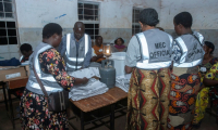 Dépouillement es bulletins de vote après la fermeture des bureaux de vote pour la présidentielle et les législatives, le 16 septembre 2025 à Lilongwe, au Malawi ( AFP / Amos GUMULIRA )