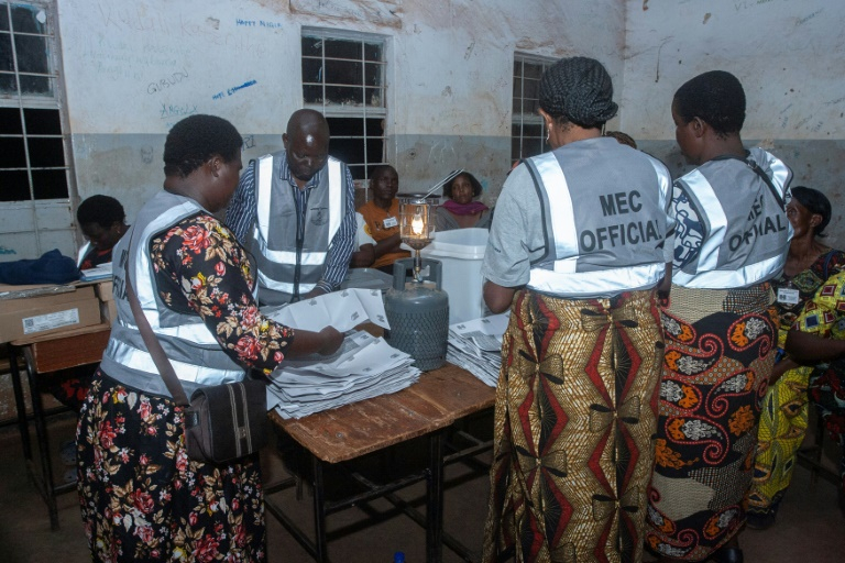 Dépouillement es bulletins de vote après la fermeture des bureaux de vote pour la présidentielle et les législatives, le 16 septembre 2025 à Lilongwe, au Malawi ( AFP / Amos GUMULIRA )