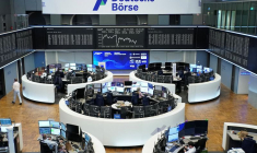 Le graphique de l'indice allemand des prix des actions DAX est photographié à la bourse de Francfort