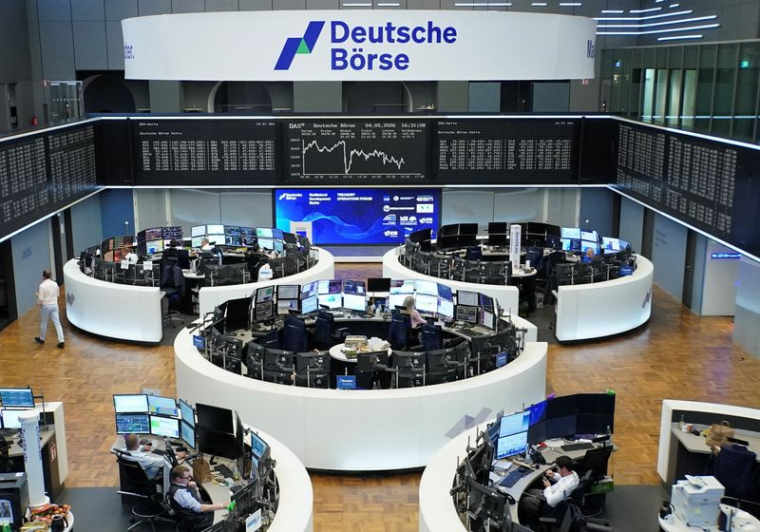 Le graphique de l'indice allemand des prix des actions DAX est photographié à la bourse de Francfort