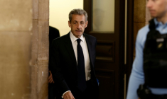 Nicolas Sarkozy arrive au palais de justice de Paris le 7 avril 2026  ( AFP / Kenzo TRIBOUILLARD )