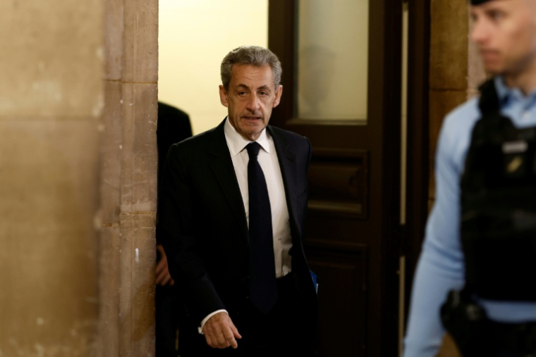 Nicolas Sarkozy arrive au palais de justice de Paris le 7 avril 2026  ( AFP / Kenzo TRIBOUILLARD )