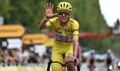 Tadej Pogacar célèbre son cinquième sacre au Tour de France à l'arrivée de la 21e et dernière étape du Tour de France sur les Champs-Élysées à Paris le 26 juillet 2026 ( AFP / Jeff PACHOUD )
