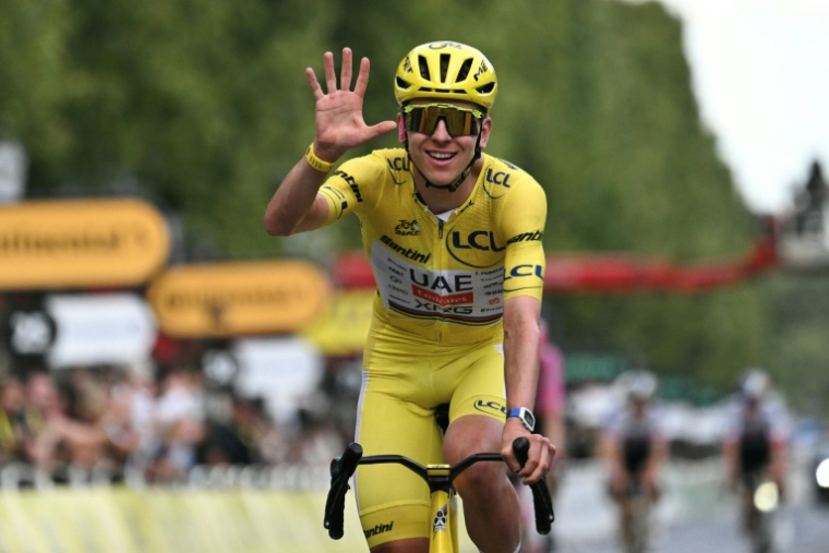 Tadej Pogacar célèbre son cinquième sacre au Tour de France à l'arrivée de la 21e et dernière étape du Tour de France sur les Champs-Élysées à Paris le 26 juillet 2026 ( AFP / Jeff PACHOUD )