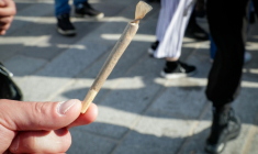 Un homme, interpellé en possession de résine de cannabis, est mort après avoir perdu connaissance dans les locaux du commissariat du XXe arrondissement de Paris ( AFP / GEOFFROY VAN DER HASSELT )