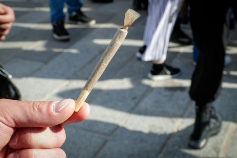 Un homme, interpellé en possession de résine de cannabis, est mort après avoir perdu connaissance dans les locaux du commissariat du XXe arrondissement de Paris ( AFP / GEOFFROY VAN DER HASSELT )