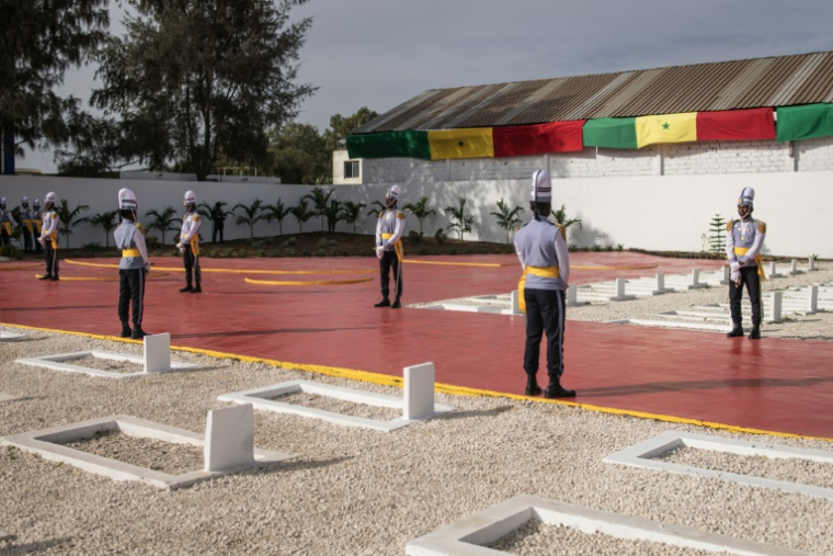 Des membres des forces armées sénégalaises lors d'une cérémonie au cimetière de Thiaroye commémorant les 80 ans du massacre de tirailleurs africains par l'armée coloniale française, le 1er décembre 2024 ( AFP / JOHN WESSELS )
